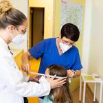 oberärztin dr. katja palm bei der untersuchung der 9 jährigen kleinwuchspatientin alina in der universitätskinderklinik magdeburg. foto sarah kossmann ummd