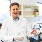 prof. achim kaasch im labor des instituts f r medizinische mikrobiologie und krankenhaushygiene fotografin s. kossmann ummd