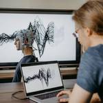 messung der gehirnaktivit t mit einem elektro enzephalogramm eeg foto c jana d nnhaupt uni magdeburg