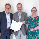 urkunden bergabe an dr. michael kreutz mitte durch rektor prof. dr. ing. jens strackeljan l. und dekanin prof. dr. daniela dieterich r. fotografin melitta schubert