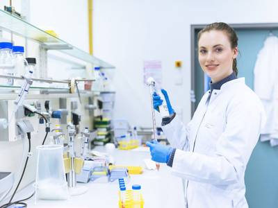 Assistenzärztin Dr. Miriam Mengoni in einem Forschungslabor der Universitätsmedizin Magdeburg