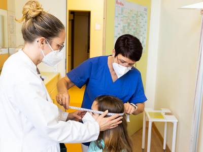 oberärztin dr. katja palm bei der untersuchung der 9 jährigen kleinwuchspatientin alina in der universitätskinderklinik magdeburg. foto sarah kossmann ummd