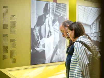 interessierte zu besuch in der ausstellung krebs und emotionen im h rsaal h7 an der universit tsmedizin magdeburg. fotograf ramon kubatzki