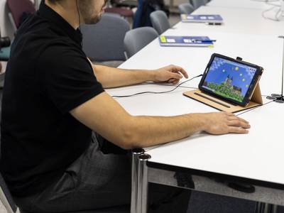 demonstration der funktionsweise der sohle in verbindung mit dem spiel auf einem tablet. fotografin sarah kossmannummd