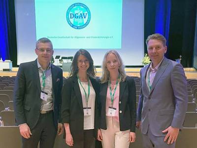 preistr gerin julia nagelschmitz am tag der preisverleihung gemeinsam mit ihrem betreuenden team der universit tsklinik f r allgemein viszeral gef und transplantationschirurgie