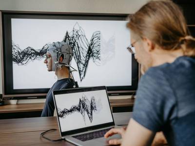 messung der gehirnaktivit t mit einem elektro enzephalogramm eeg foto c jana d nnhaupt uni magdeburg