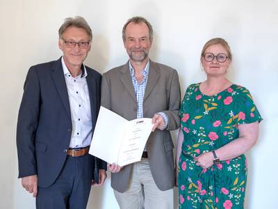 urkunden bergabe an dr. michael kreutz mitte durch rektor prof. dr. ing. jens strackeljan l. und dekanin prof. dr. daniela dieterich r. fotografin melitta schubert
